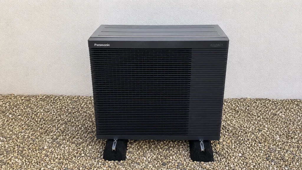Unité extérieure Panasonic Aquarea installée sur lit de gravier