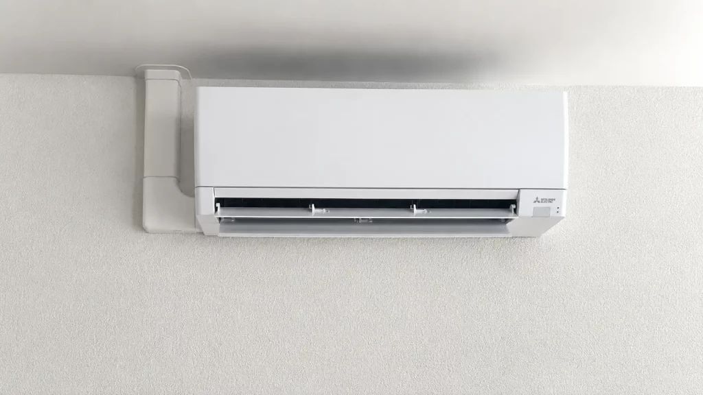 Unité intérieure Mitsubishi Electric installée sur un mur blanc