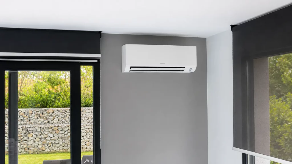 Climatisation Daikin intégrée dans une pièce de vie moderne