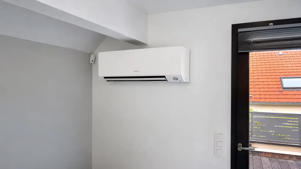 Unité intérieure Daikin installée à proximité d'une porte-fenêtre